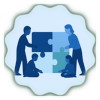 Illustrazione in flat design di quattro figure stilizzate che assemblano insieme un puzzle a quattro pezzi, in toni blu e verde acqua, su sfondo azzurro chiaro, a rappresentare collaborazione, comunità e mutuo sostegno.